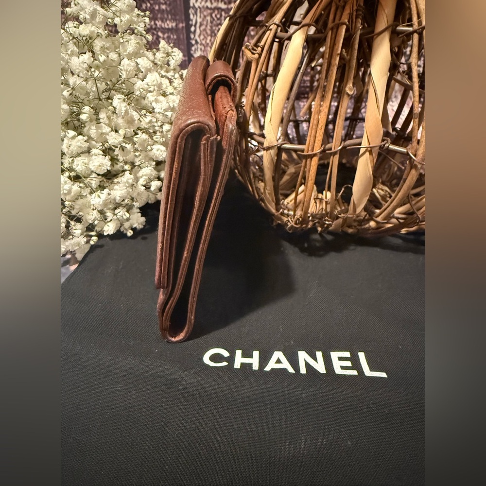 CHANEL Vintage Bi-Fold Caviar Flap Leather Wallet - Picture 3 of 16